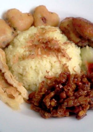 A picture of nasi kuning INDONESIA.