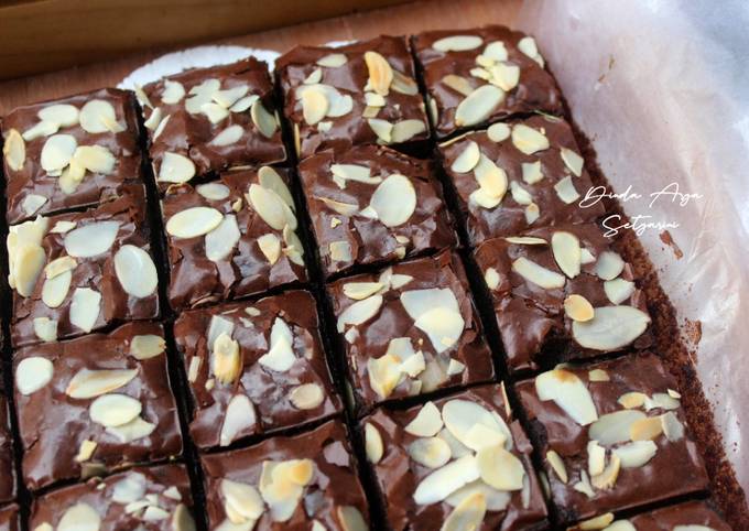 Resep memasak Fudgy &amp; Shiny Crust Brownies Selai Coklat