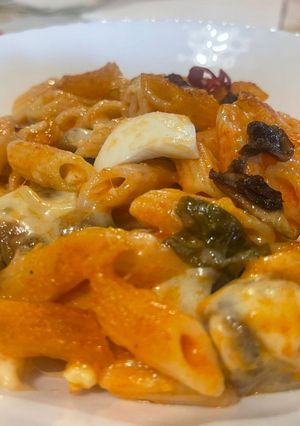 Foto di Pennette al Forno con Scamorza Affumicata, Uova Sode, Funghi Champignon e Besciamella