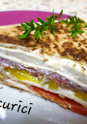 O poză a rețetei Triunghi de tortilla umplut.