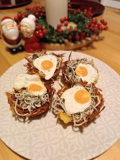 Una foto de Nidos de patatas con gulas y huevos de codorniz