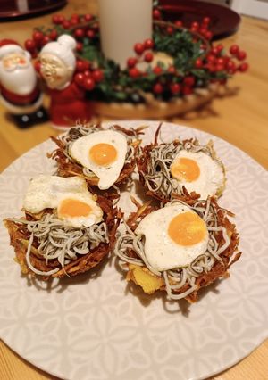 Una foto de Nidos de patatas con gulas y huevos de codorniz