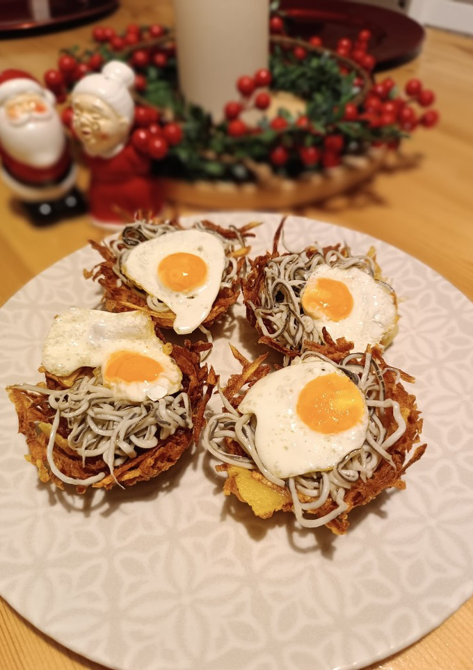 Una foto de Nidos de patatas con gulas y huevos de codorniz