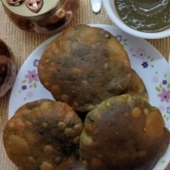 A picture of Bathua ki kachori.