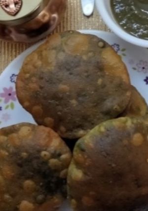 A picture of Bathua ki kachori.