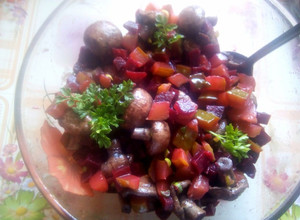 Фото Салат "Калейдоскоп" с маринованными шампиньонами (постный).