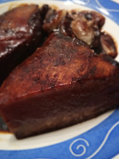Una foto de Tataki de Atún Rojo en Soja y Miel con Chalotas Caramelizadas