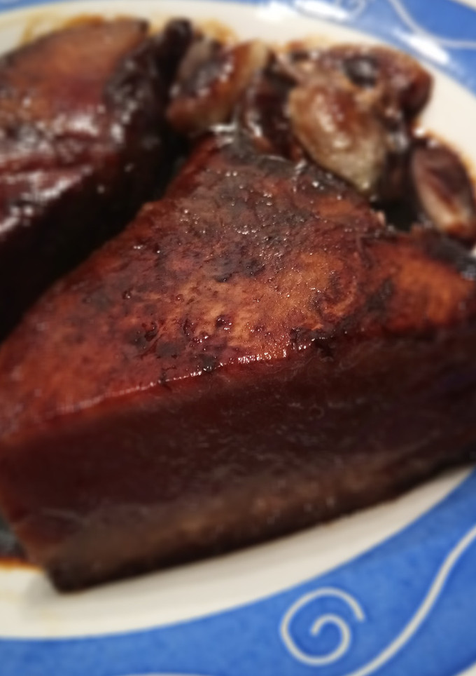 Una foto de Tataki de Atún Rojo en Soja y Miel con Chalotas Caramelizadas