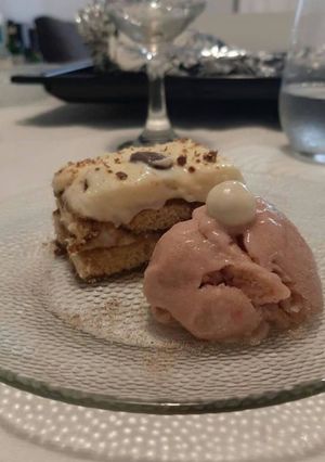Una foto de Helado de banano y frutilla (fresa)