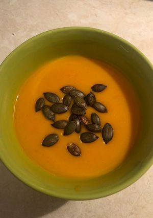 Chilis sütőtökkrémleves pirított tökmaggal recept fotója