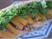 Una foto de pan con mortadela y queso
