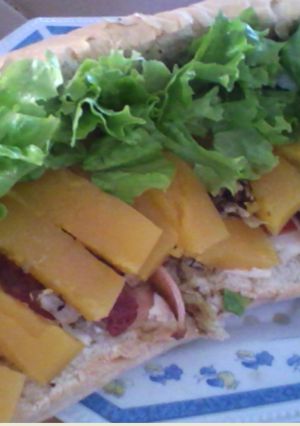 Una foto de Pan salado relleno de vegetales y mortadela
