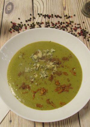 Kéksajtos 🧀 brokkolikrémleves 🥦🍲 recept fotója