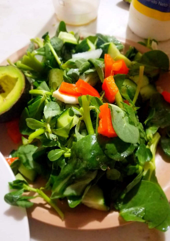 Una foto de Ensalada de verdolagas crudas