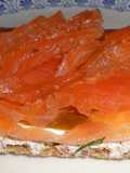 Salmón marinado con ginebra y enebro (gravlax with gin)