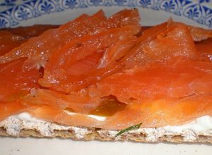 Foto principal de Salmón marinado con ginebra y enebro (gravlax with gin)