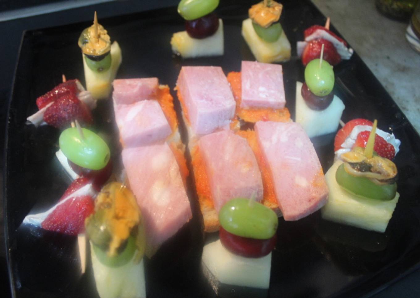 Jamón cocido de lata con rebanadas untadas de gazpacho de fresa en buena compañía