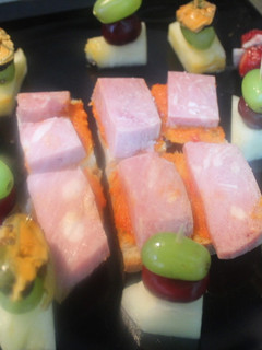 Una foto de Jamón cocido de lata con rebanadas untadas de gazpacho de fresa en buena compañía
