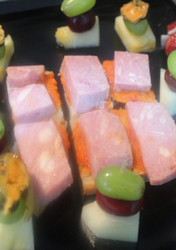 Una foto de Jamón cocido de lata con rebanadas untadas de gazpacho de fresa en buena compañía
