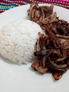 Una foto de Pavo a la plancha con cebolla caramelizada