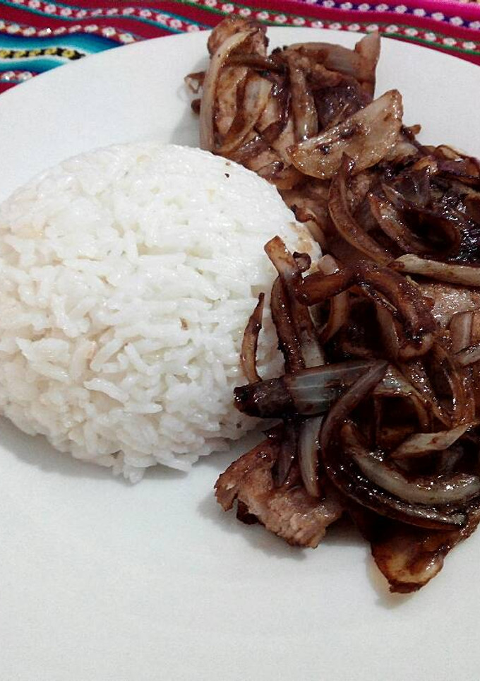 Una foto de Pavo a la plancha con cebolla caramelizada