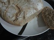 Una foto de pan al horno con condimentos