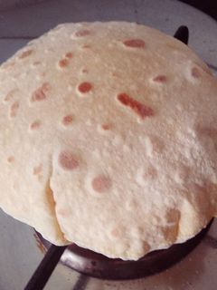 ફૂલકા રોટલી (Fulka Rotli Recipe In Gujarati) રેસીપી મુખ્ય ફોટો