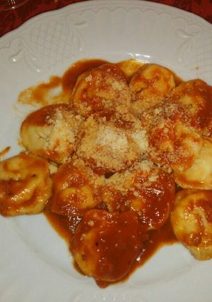 Una foto de Capeletis caseros de ricota y jamón con salsa de tomate