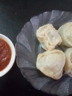मटन मोमोज विद चटनी (mutton momos with chutney recipe in Hindi) रेसिपी मुख्य फोटो