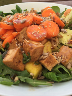 Una foto de Ensalada de mango y tofu a la plancha