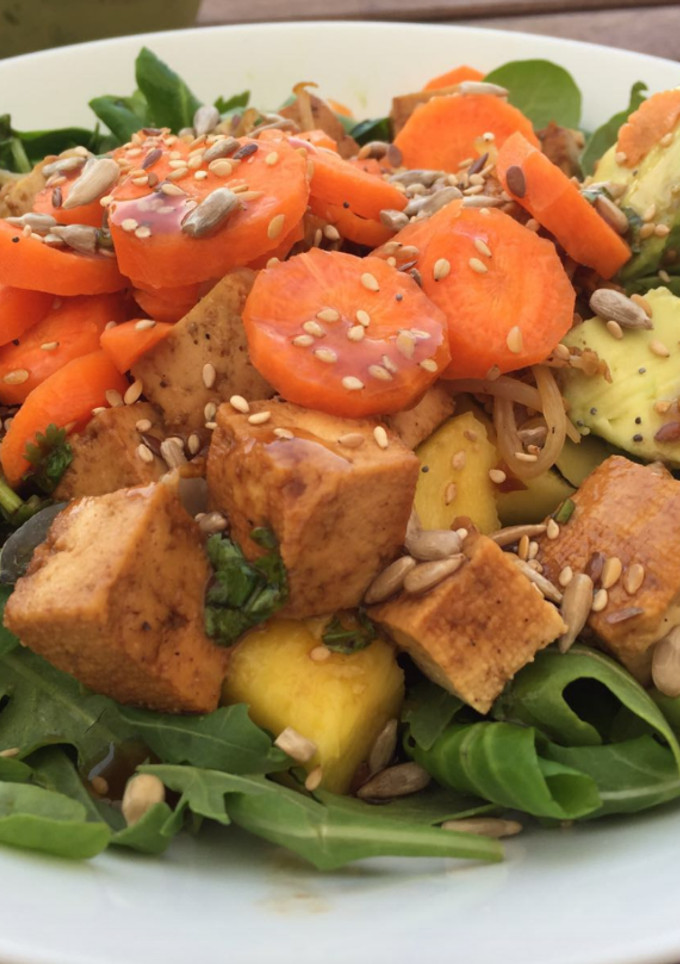 Una foto de Ensalada de mango y tofu a la plancha
