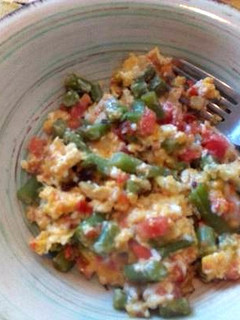 Una foto de Ejotes con tomate y huevo