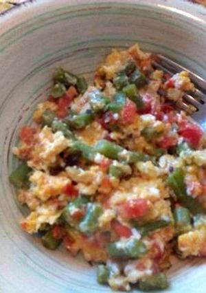 Una foto de Ejotes con tomate y huevo