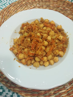 Una foto de Garbanzos especiados con quinoa