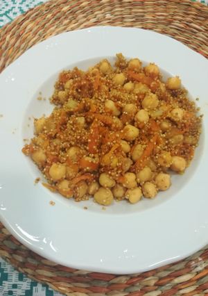Una foto de Garbanzos especiados con quinoa