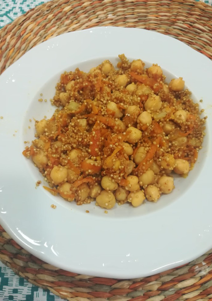 Una foto de Garbanzos especiados con quinoa