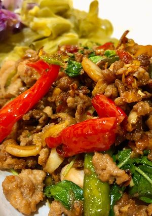 รูปของ กะเพราไก่หมูสับคู่ดอกกระเจียวหวาน