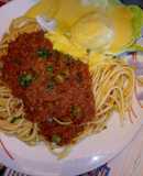 Tallarines en salsa de carne molida y papa a la huancaina