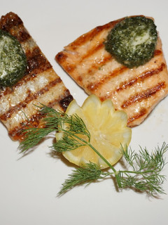 Una foto de SALMÓN A LA PLANCHA CON MANTEQUILLA DE ENELDO. JON STYLE