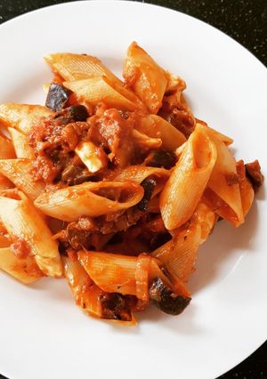 A picture of Spicy aubergine and mozzarella pasta.