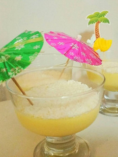 Una foto de Mousse de piña y coco rallado
