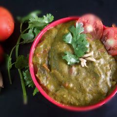 A picture of Palak kadhi.