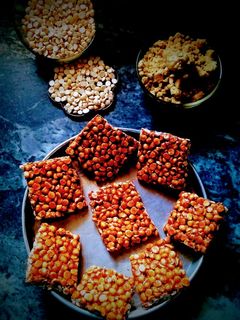દાળીયાની ચીક્કી(Daliya Chikki Recipe In Gujarati) રેસીપી મુખ્ય ફોટો