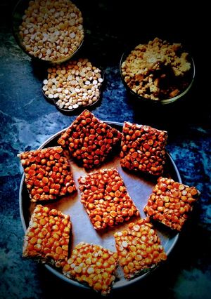 દાળીયાની ચીક્કી(Daliya Chikki Recipe In Gujarati) રેસીપી મુખ્ય ફોટો
