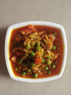 કોબી વટાણા અને ટામેટાં નું શાક (Kobi Vatana Tomato Shak Recipe In Gujarati) રેસીપી મુખ્ય ફોટો