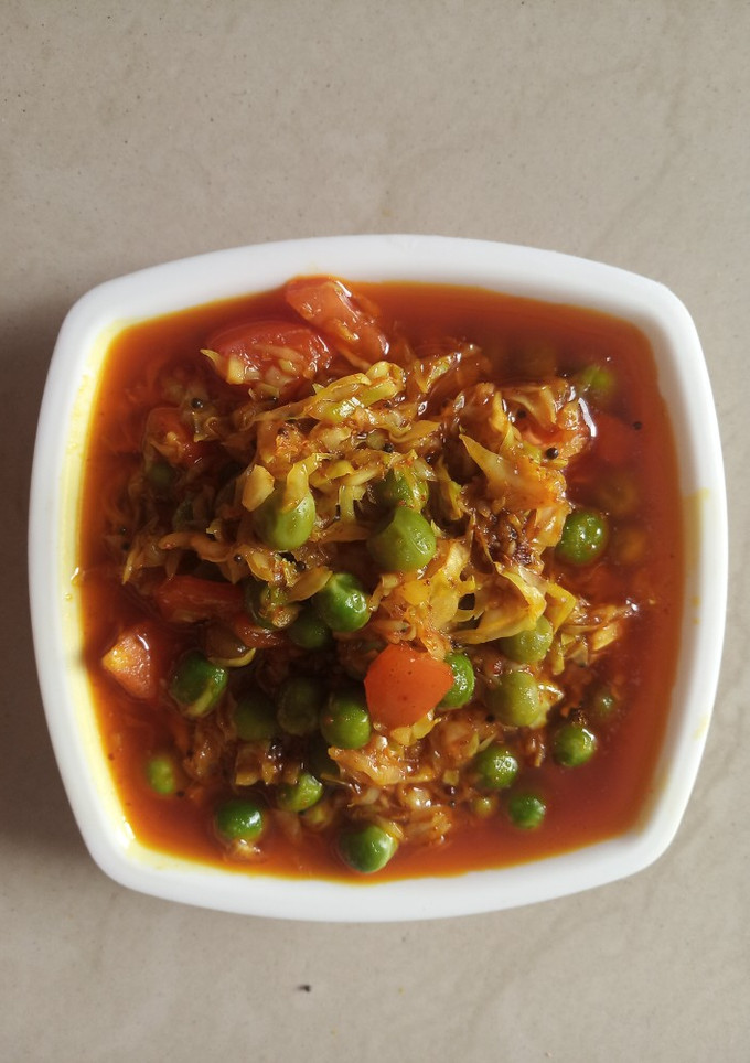 કોબી વટાણા અને ટામેટાં નું શાક (Kobi Vatana Tomato Shak Recipe In Gujarati) રેસીપી મુખ્ય ફોટો