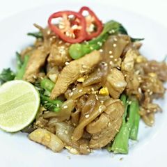A picture of Pad See Ew / Stir Fried Wide Rice Noodles with Chicken.