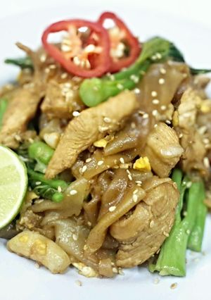 A picture of Pad See Ew / Stir Fried Wide Rice Noodles with Chicken.
