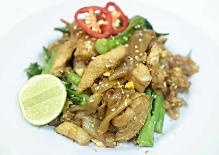 Easy Way to Prepare Delicious Pad See Ew / Stir Fried Wide Rice Noodles with Chicken