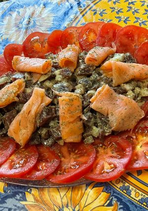 Une photo de Salade de betteraves et tomates au saumon fumé